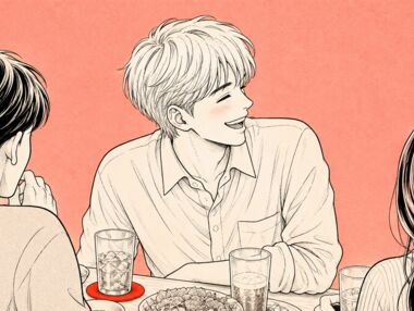모임 자리에서 남의 이야기를 듣다 크게 웃은 사람